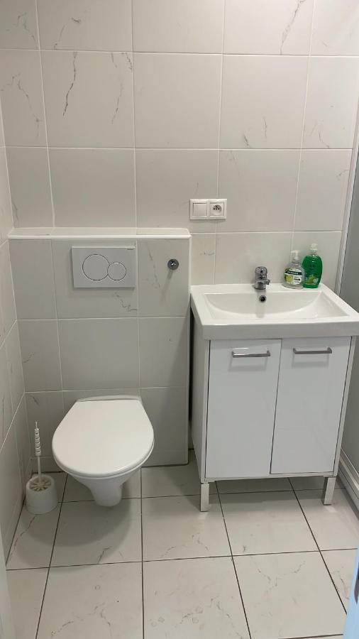 Moderny Novy Byt S Bezplatnym Parkovanim V Objekte, Self-Checking Bratislava Esterno foto